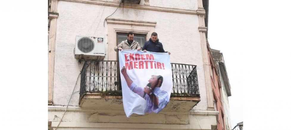 Altınordu’dan Yeni Balkon Hareketi: “Ekrem Merttir” Pankartlarıyla Demokratik Direniş Büyüyor - GÜNDEM - İnternetin Ajansı